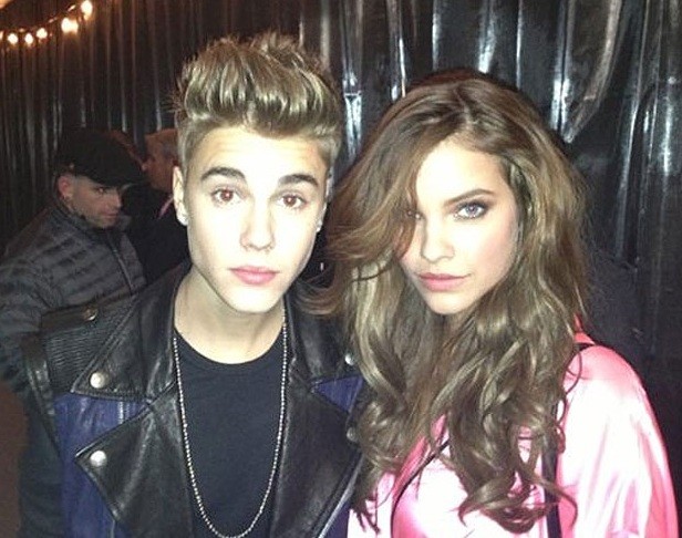 Justin Bieber bên cạnh hotgirl đồ lót Barbara Palvin bên trong sân khấu Victoria Secret Fashion Show.